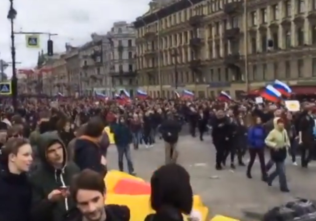 Saint Petersburg Protesters Dismantle Barriers Corralling March Route