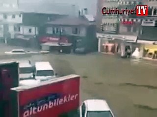 Ankara'da sel: İnsanlar ve arabalar suda sürüklendi