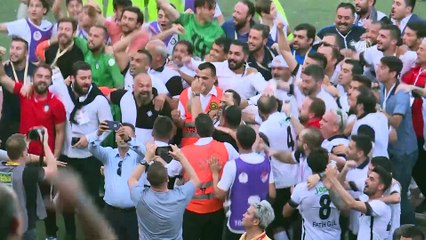 Altay 1. Lig'de - Ayağı kırık futbolcu, sedye ile sahada kutlama yaptı - İZMİR