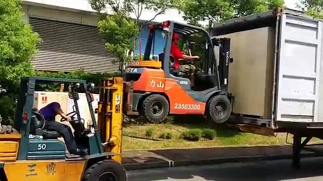 Nećete vjerovati kako ovi radnici viljuškarom utovaraju robu u kamion. OVAKO NEŠTO JOŠ NISTE VIDJELI!