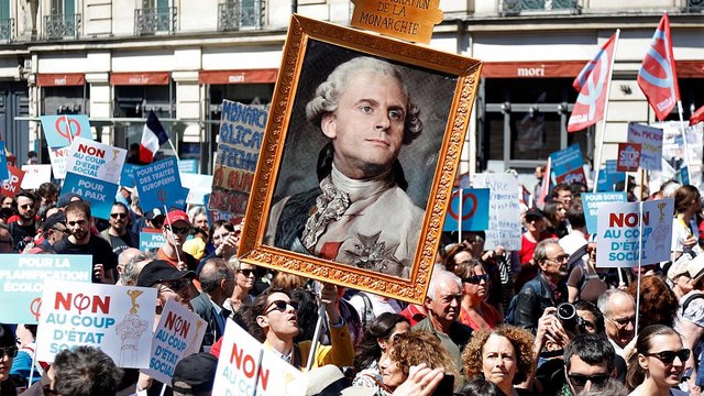 Parigi, migliaia in piazza per fare la festa a Macron