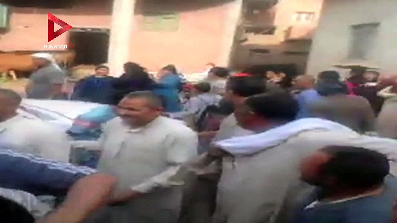 أهالي قرية في بني سويف يسحلون «حرامية معيز»