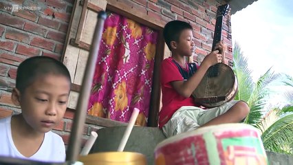 Hai đứa trẻ tự học nhạc kiếm tiền nuôi gia đình