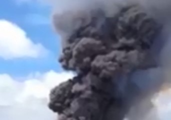 Video herunterladen: Black Smoke Billows From Kilauea Volcano