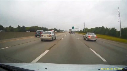 Un automobiliste freine pour se débarrasser d'une voiture qui le colle !