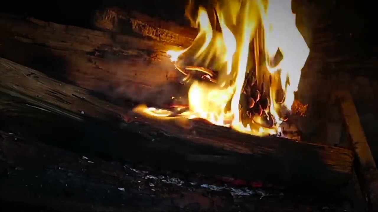 ASMR FRANCAIS ♡ Détente près du Feu (Chuchotement / Crépitement du Feu)  ♡