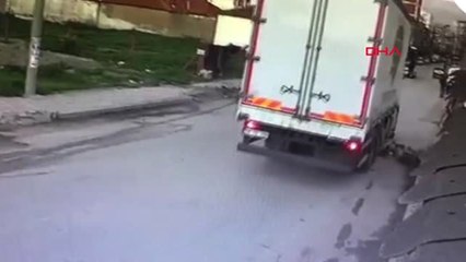 Kamyonun Altında Kalmaktan Son Anda Kurtuldu