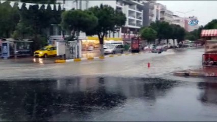 Kuşadası’nda etkili olan yağış yolları ve caddeleri göle çevirdi