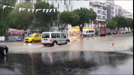 Kuşadası’nda Etkili Olan Yağış Yolları ve Caddeleri Göle Çevirdi