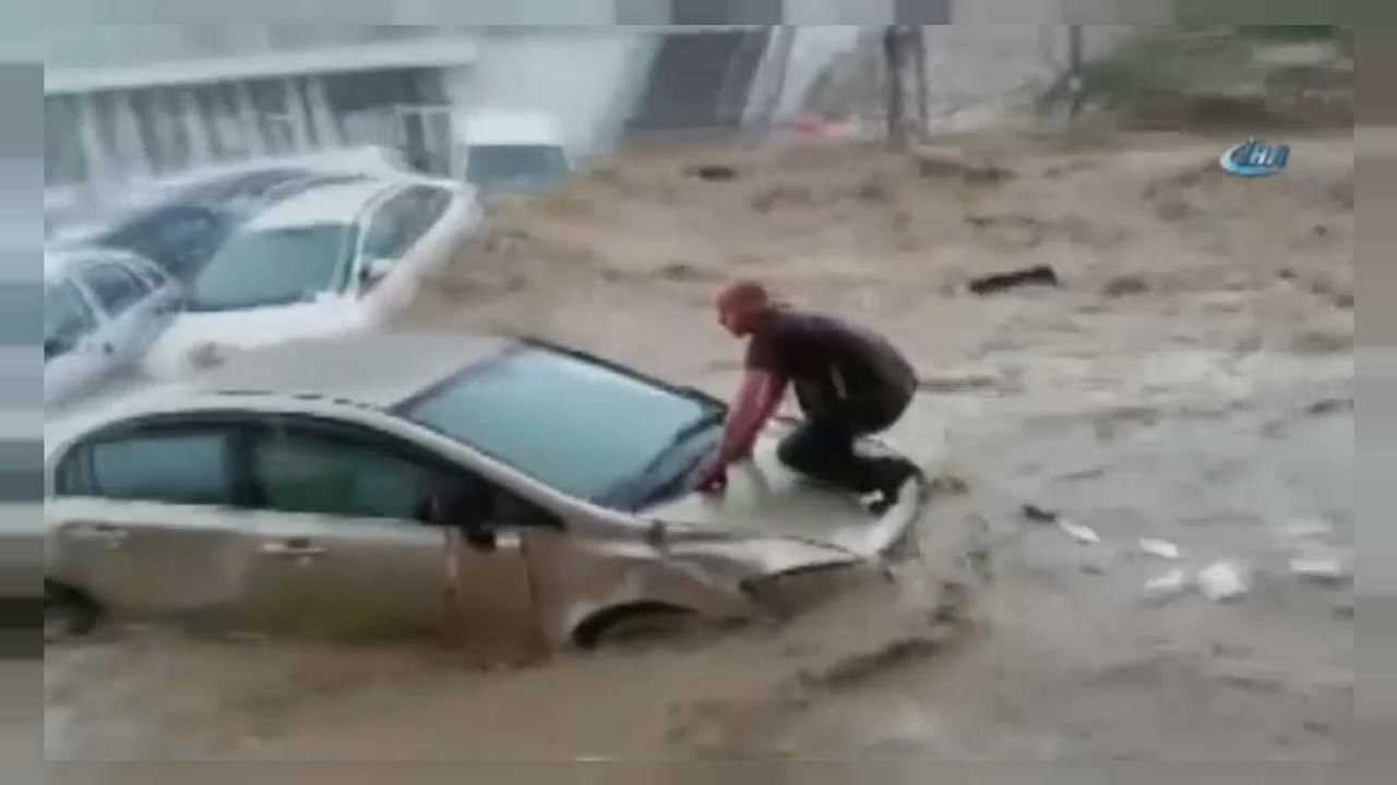 Sintflutartiger Regen in Ankara schwemmt 160 Autos weg