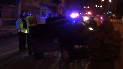 Kontrolden çıkan otomobil orta refüje çıktı: 2 yaralı