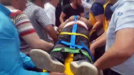 Motosiklet U dönüşü yapan otomobile çarptı: 2 yaralı