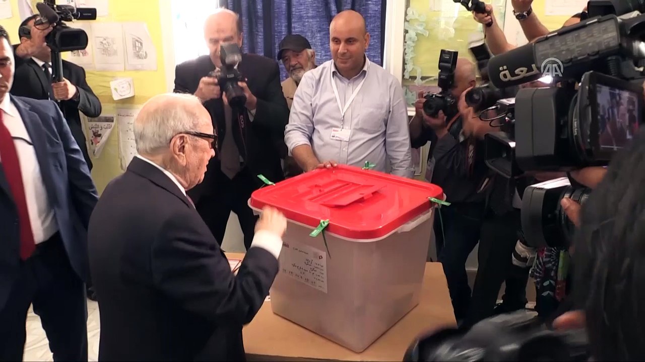 Tunus'ta yerel seçimlerde oy verme işlemi - Tunus Cumhurbaşkanı Sibsi - TUNUS