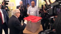 Tunus'ta yerel seçimlerde oy verme işlemi - Tunus Cumhurbaşkanı Sibsi - TUNUS