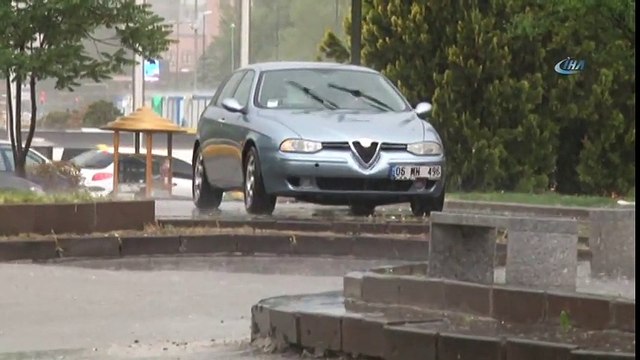 Ankara'da Sağanak Yağış! Yollar Göle Döndü, Ev ve İş Yerlerini Su Bastı