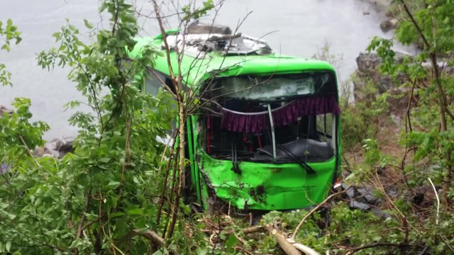 시내버스 추락...빗길 교통사고 잇따라 / YTN