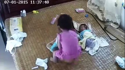 Cảnh báo cha mẹ không trông con: Chị gái vác em mới sinh lên vai, kết quả thật xót xa