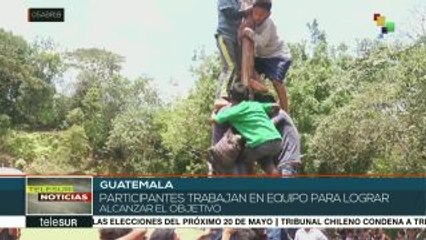 El "palo ensebado", entretenimiento colectivo en Guatemala