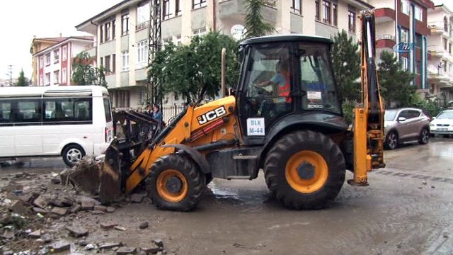 Başkent’te sağanak yağış...Yollar göle döndü, ev ve iş yerlerini su bastı