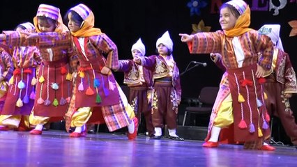 Özel okul öğrencilerinin mezuniyet sevinci