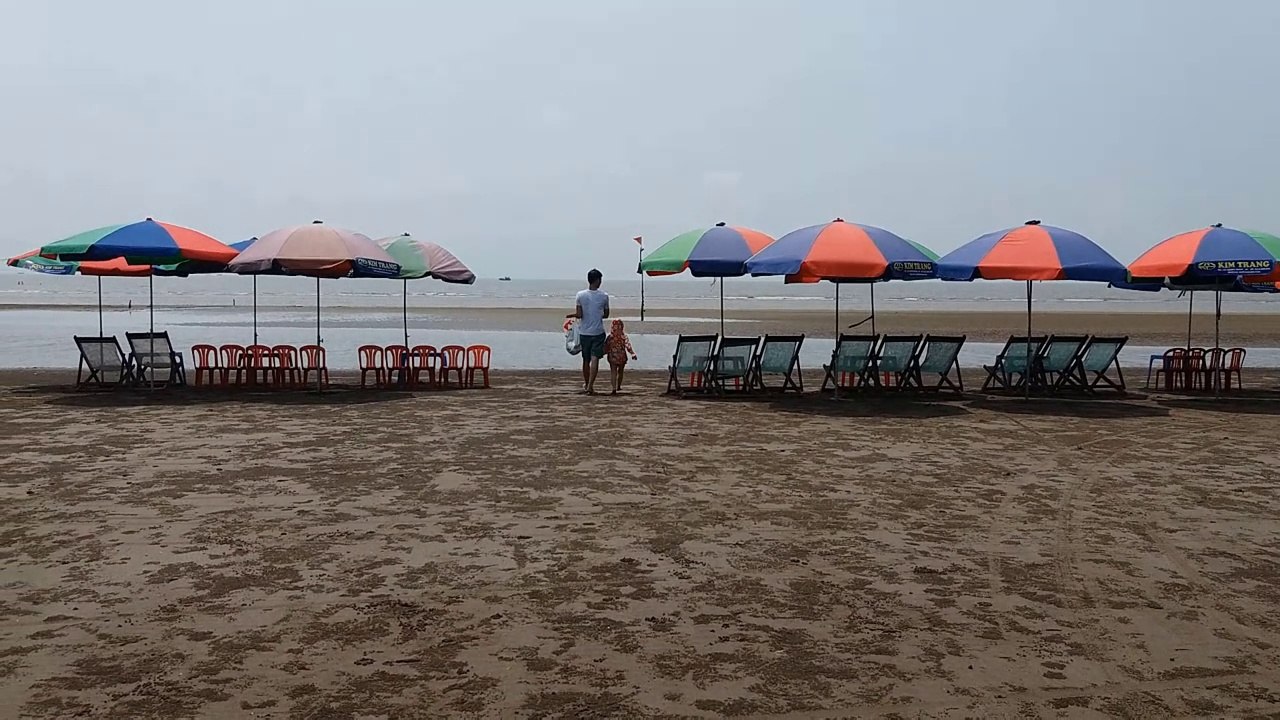 Hai Bố con Gia Linh ra Biển Bơm Phao bơi để tắm