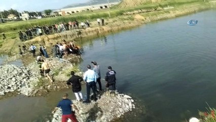 Bataklığa saplanan çocuğa ipli kurtarma operasyonu