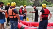 Tabuları yıkan Vali bu kez rafting yaptı