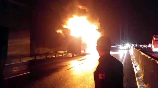 Xe khách 50 chỗ chở theo hàng chục khách bất ngờ bốc hỏa gây xôn xao CĐM