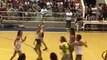 Basket aux philippines : elle joue debout sur le panier !!