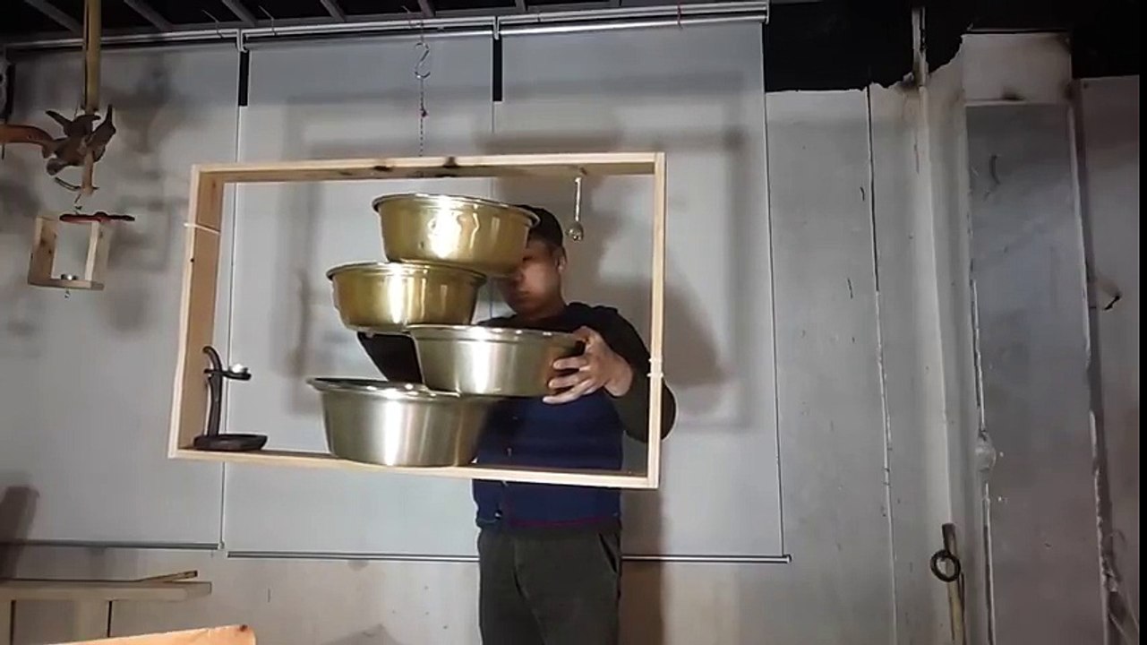 Comment il fait ?! équilibre de bassines sur un socle suspendu !