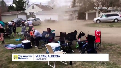 Match de baseball interrompu par une tornade !!