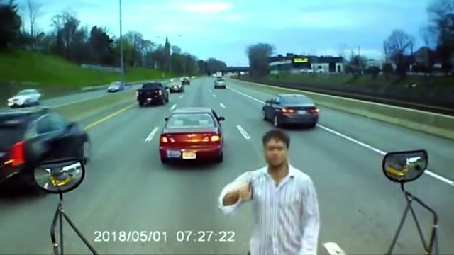 Bus scolaire : interrompu par un fou énervé sur l'autoroute !