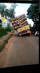 下载视频: Truck Falling down because of heavy Over loading....!!!