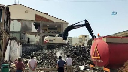 İş Merkezinin Yıkımında Lisenin Duvarı Çöktü