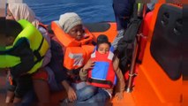 شاهد: منظمة إسبانية تنقذ 105 مهاجرين بالقرب من السواحل الليبية