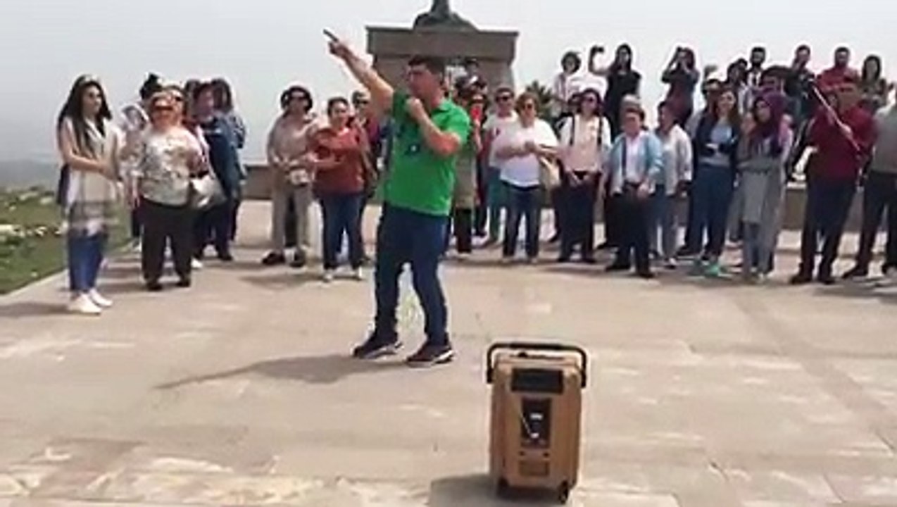 Çakmak otel misafirleri ve akü öğrencileri aynı anda türk olmanın verdiği gururunu  Kocatepe de ne mutlu türküm diyene diyerek haykırarak yaşadılar habib akalın farkı