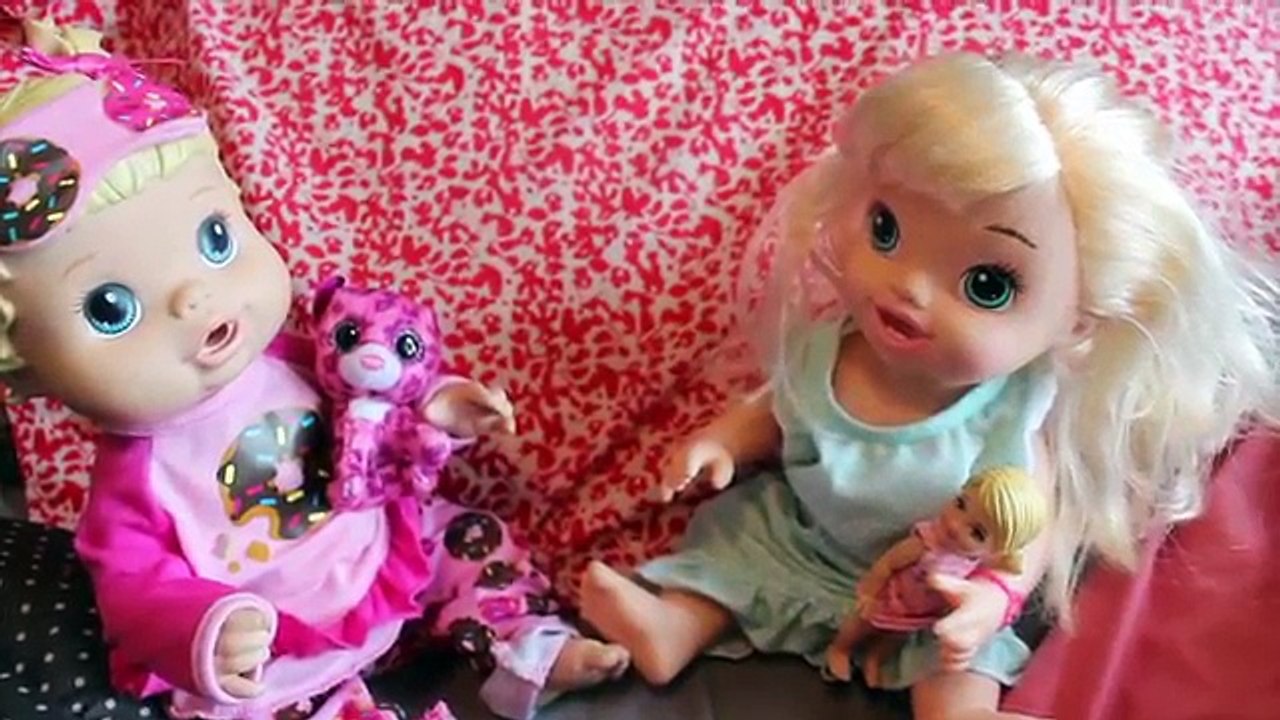 BABY ALIVE : BAILEY STEALS PHONE AND PLAYS POKEMON GO