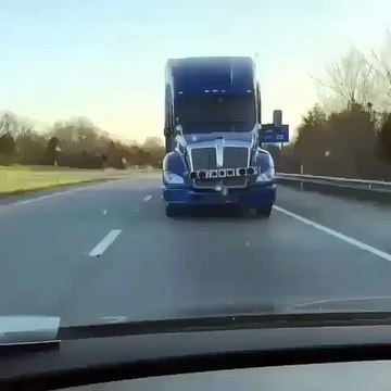 El Paso - el Susto Mas Grande De Su Vida Con Una Patana - the music game play VEVO