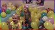 BALLOON SHOW Мальчик и девочка Эпично взрывают воздушные шарики Детское видео #Игрушки