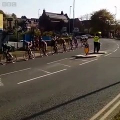 Tour du Yorkshire: Une voiture de l'équipe Astana fonce sur un membre de l'équipe de sécurité