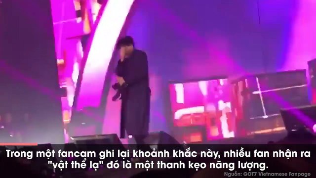 Netizen phẫn nộ khi thành viên GOT7 bị khán giả ném vật thể lạ đau đến mức không thể hát nổi