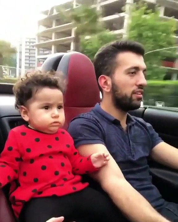 Cet idiot roule à toute vitesse avec son bébé non attaché à bord !