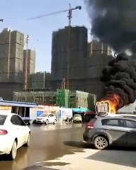 WTF  un camion en feu continue à rouler comme si de rien n'était !