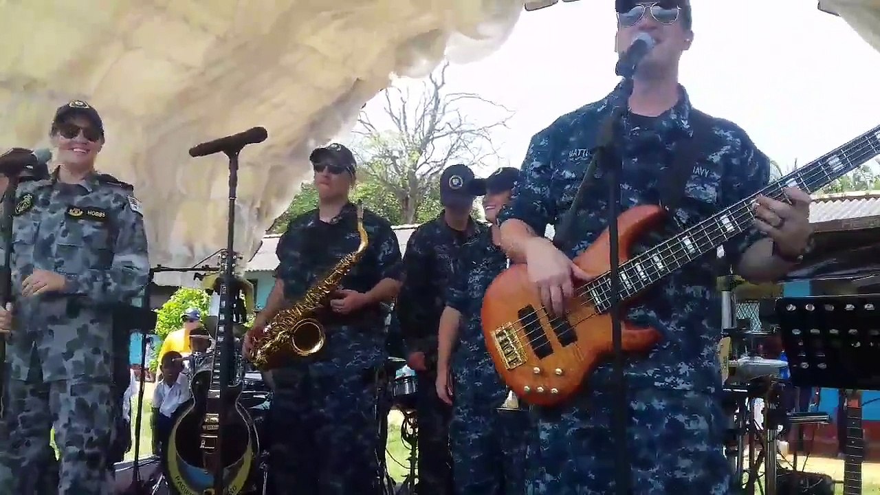 US navy සෙට් එකක් "අපි කවුරුද" සිංදුව කියනව...