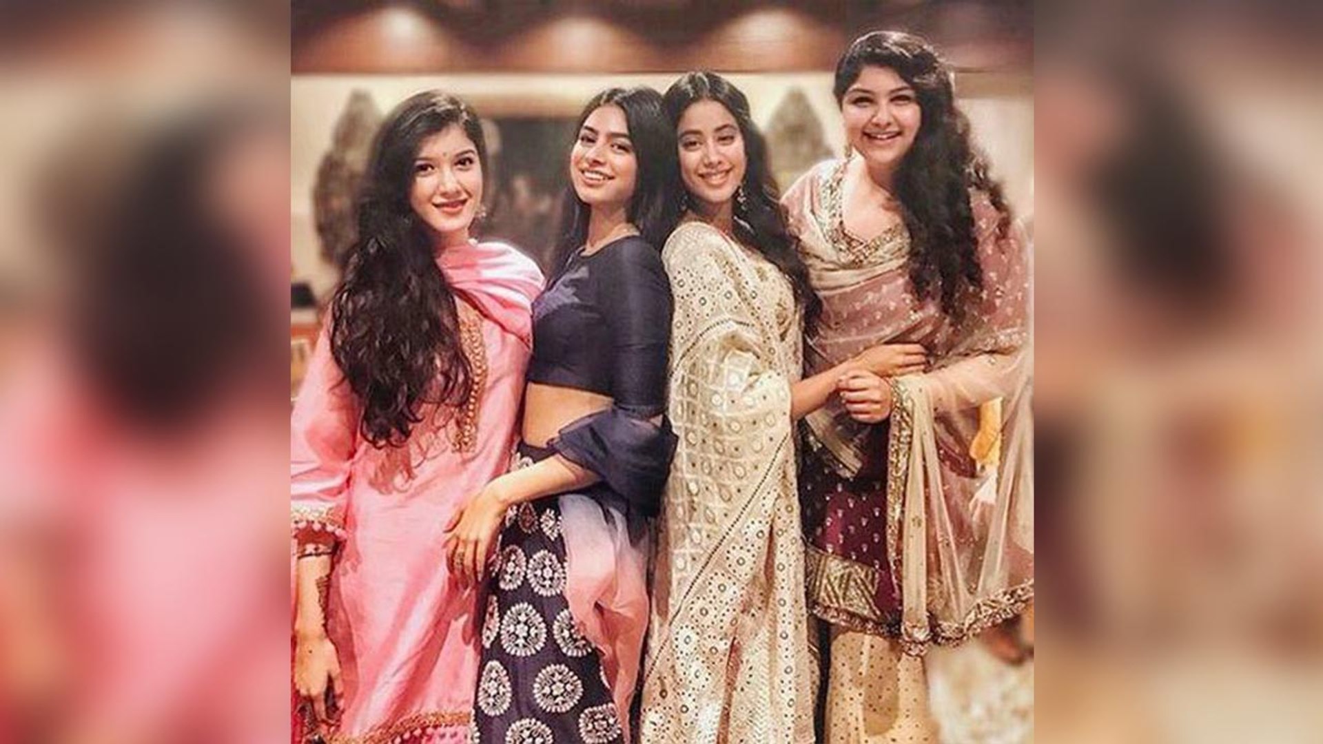 Sonam Kapoor Wedding Jhanvi Kapoor Khushi Poses Together With