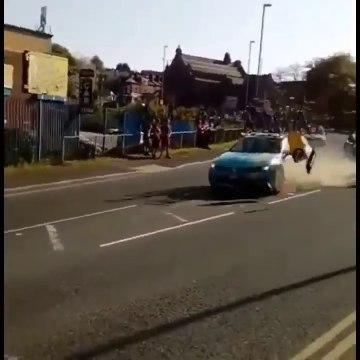 Cette voiture manque d'écraser un policier sur le tour Cycliste du Yorkshire