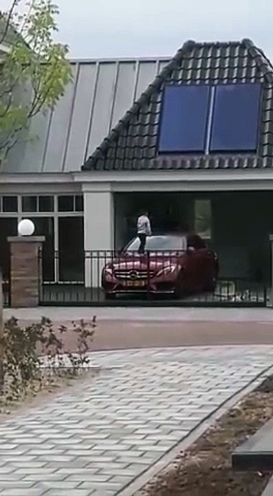 Ce gamin détruit une Mercedes C180 en sautant dessus !