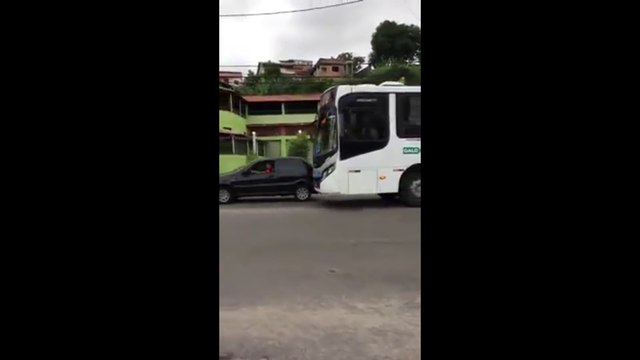 Ce chauffeur de Bus pousse une voiture qui n'avance pas assez vite !