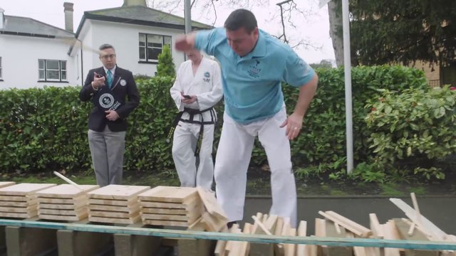 Ce couple casse des planches : record de Karaté !!