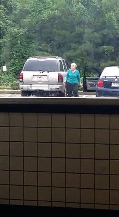 BRAVO BAKICE! Nije znala da je SNIMAJU, o njenom PONAŠANJU na parkingu BRUJE društvene mreže!